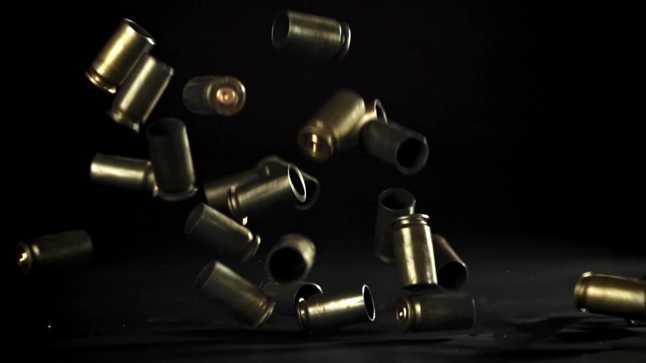 Lege messing kogelhulzen die in slow motion vallen