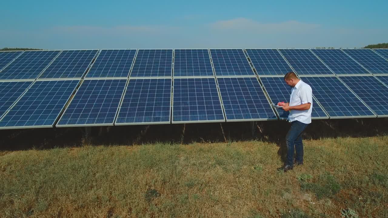 메도 (meadow) 의 태양광 발전소에서 일하는 남자. 드론에 총을 맞았다.