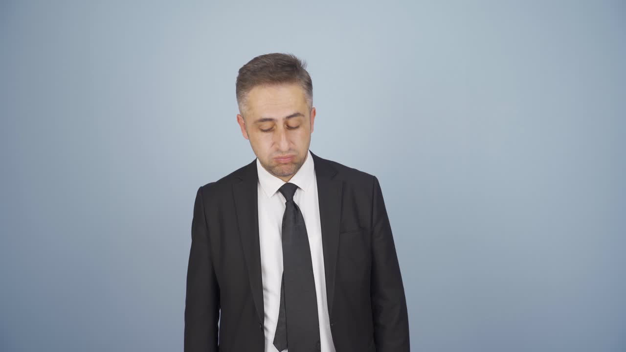 지루한 사업가 한숨을 쉬고