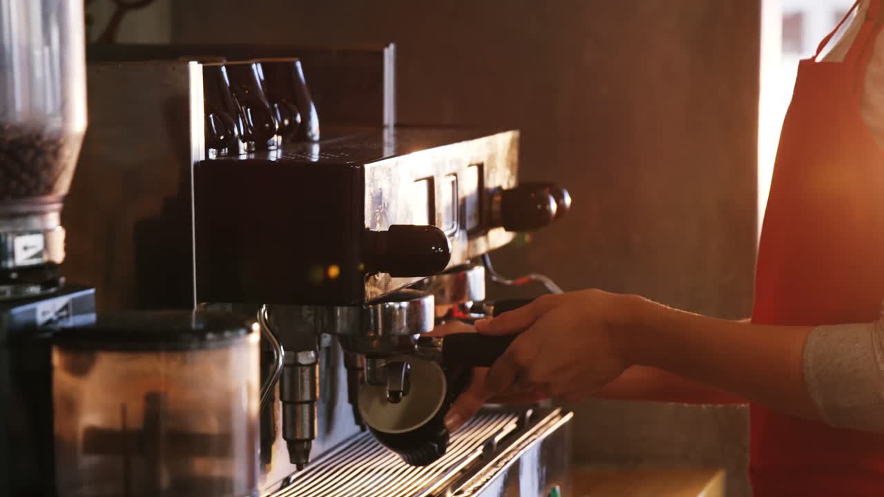 camarera sonriente preparando una taza de café