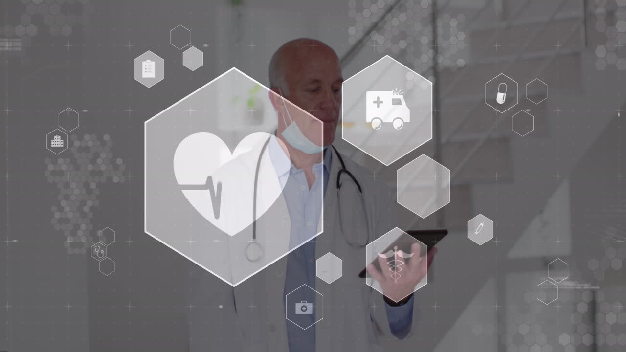 병원에서 디지털 태블릿을 보는 고위 백인 남성 의사 위에 여러 아이콘의 애니메이션