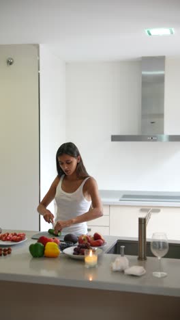 mujer preparando una ensalada saludable en una cocina moderna