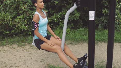 deportista en el gimnasio de la calle