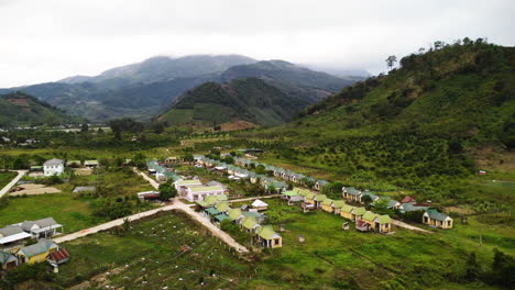 Luftaufnahme-Von-Phuoc-Binh-Vietnam-Rag-Lai-Ländliche-Landschaft-Mit-Landwirtschaftlichem-Dorf-In-Den-Bergen