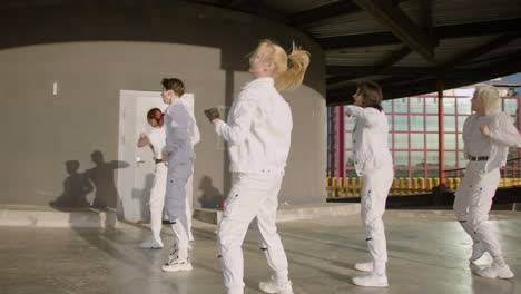 K-Pop-Sänger-Beenden-Die-Probe-Im-Freien