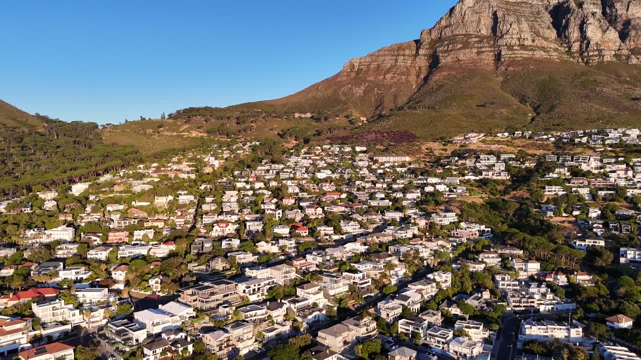 남아프리카 공화국 케이프타운 교외 에 있는 캠프스 베이 의 공중 사진