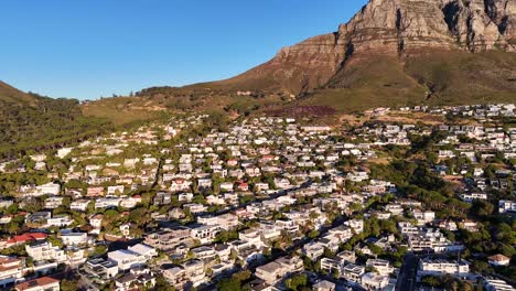 Vista-Aérea-De-Camps-Bay,-Suburbio-De-Ciudad-Del-Cabo,-Sudáfrica