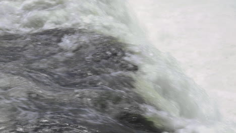 Cataratas-De-Idaho-Cascada-Que-Brota-Con-Fuerte-Corriente-De-Río---Primer-Plano