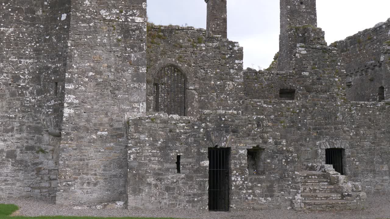 Muros de pedra complexos e fortificados e janelas arqueadas de um Mosteiro Cisterciense de Meath