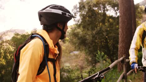 Pareja-De-Ciclistas-De-Montaña-Tomando-Un-Descanso-Mientras-Andan-En-Bicicleta