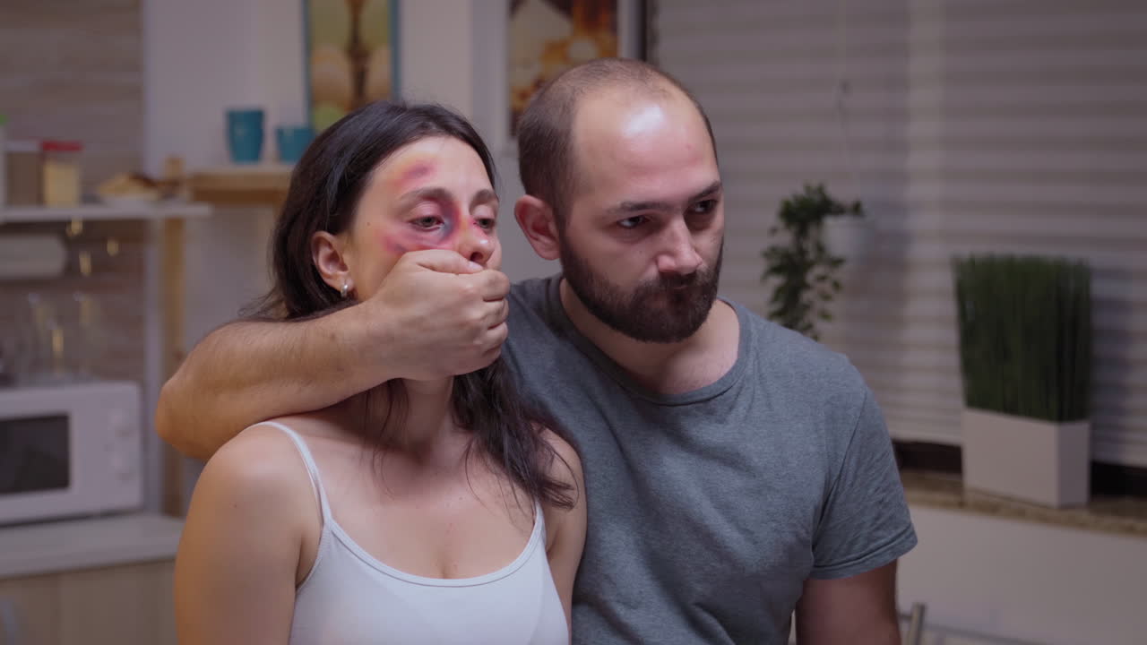 겁에 질린 학대 피해자 여성