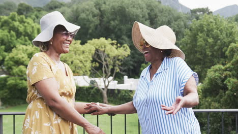 Retrato-De-Felices-Amigas-Afroamericanas-Mayores-Afuera-Con-Gafas-De-Sol-Y-Sombreros,-Cámara-Lenta