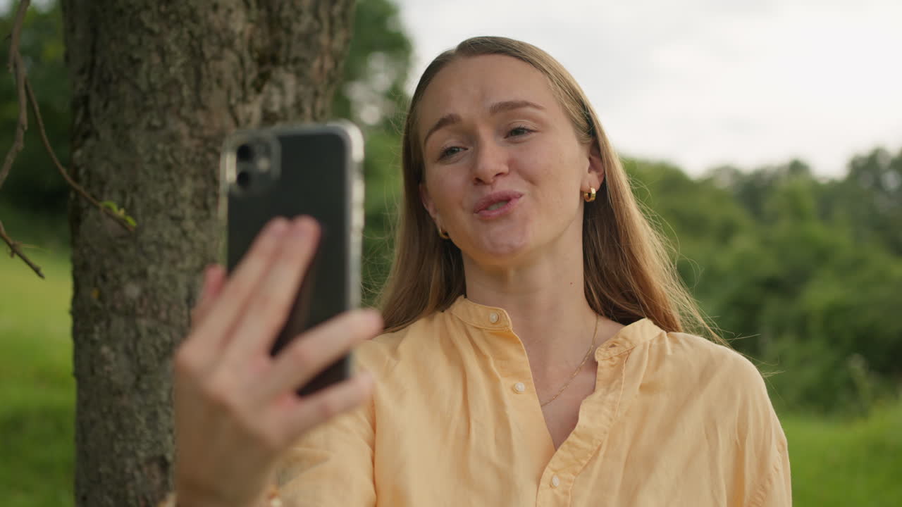 mujer, teléfono móvil, videollamada, besos y te quiero