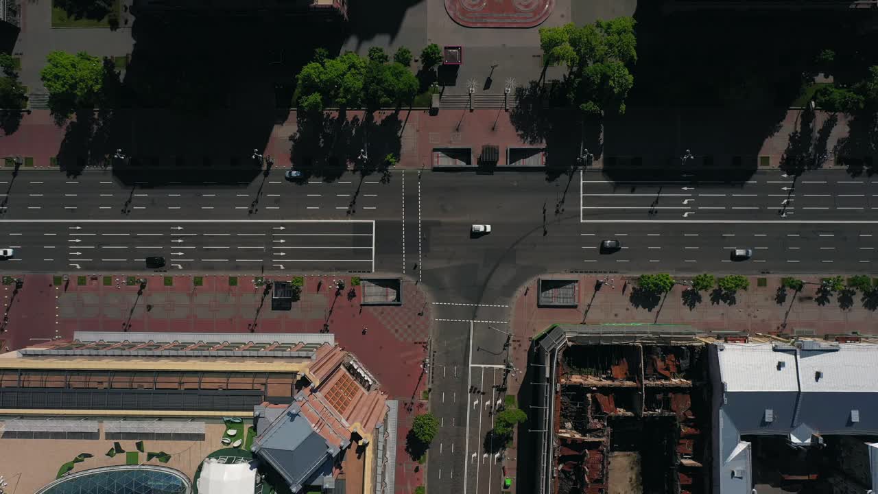 손상 된 건물 과 함께 도시 거리 교차로 의 공중 사진