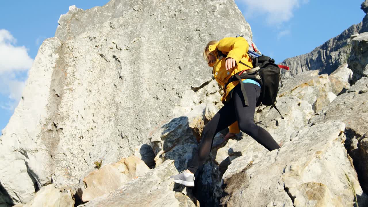 mujer mayor bajando en el campo 4k