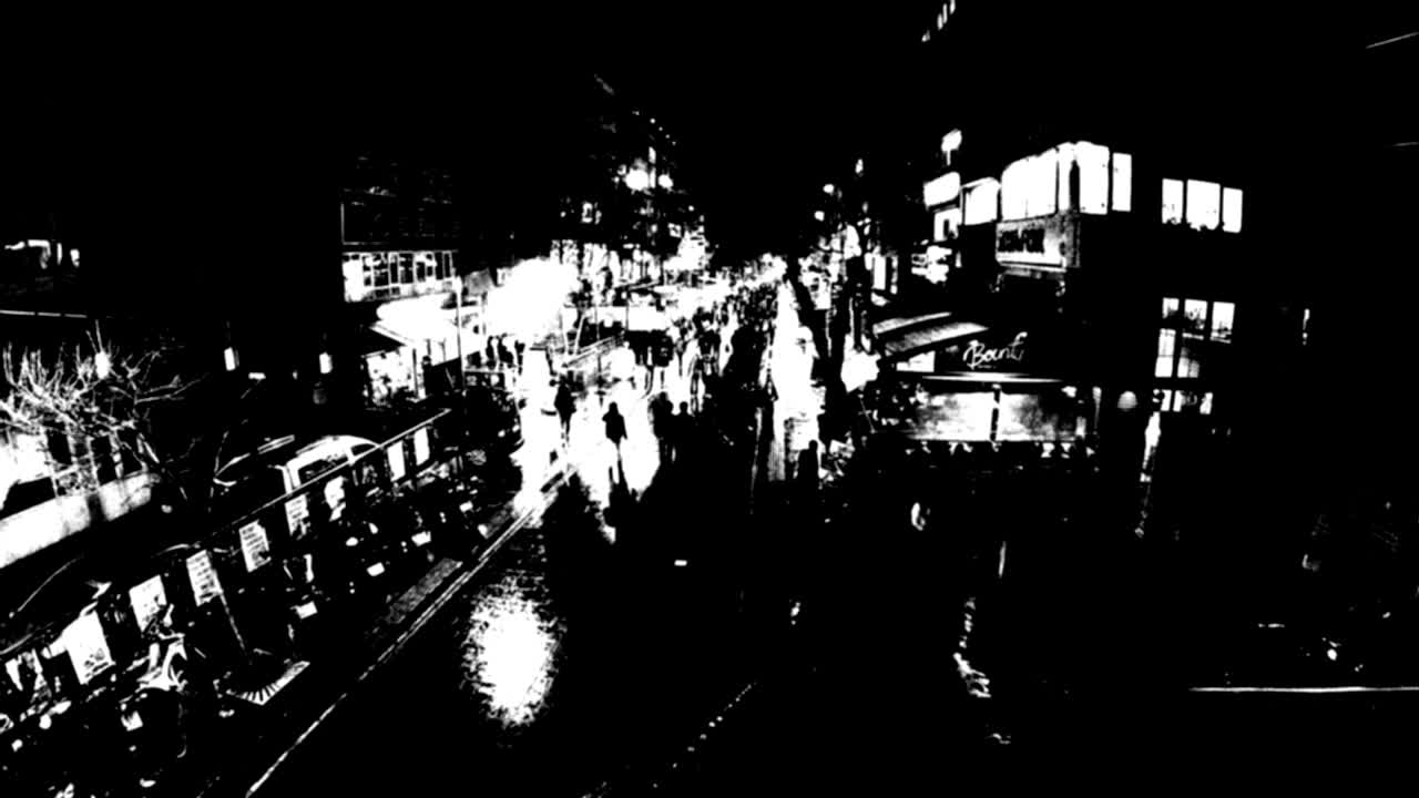 ночная улица с большим количеством огней и прохожих рынок анкара timelapse белый и черный