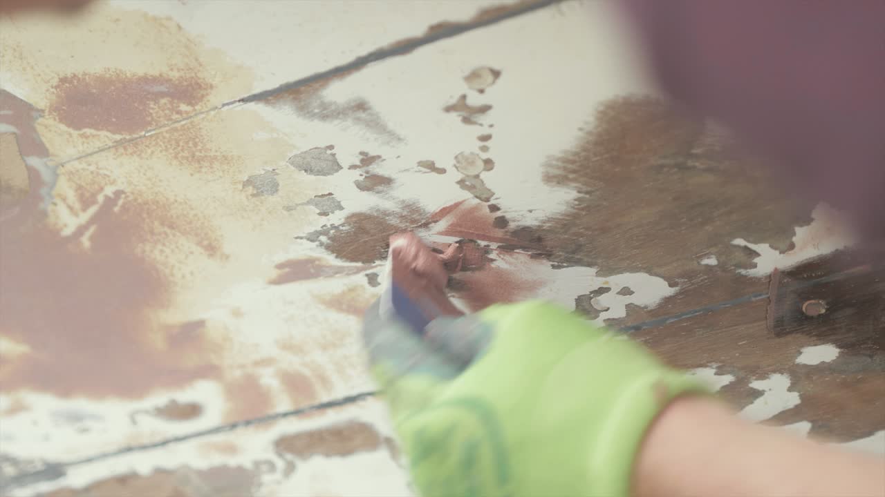 relleno epoxi de carenado para contrarrestar los tornillos hundidos en las tablas de los barcos