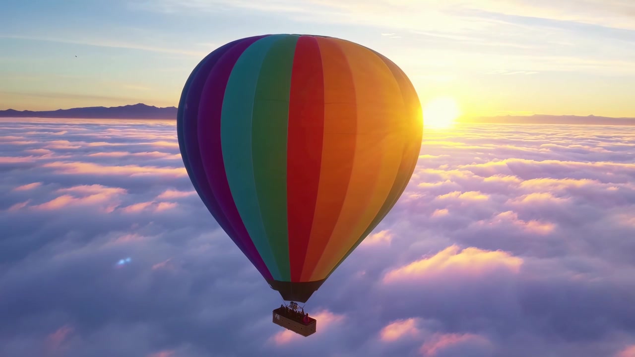 Mongolfiera colorata che vola sopra le nuvole all'alba
