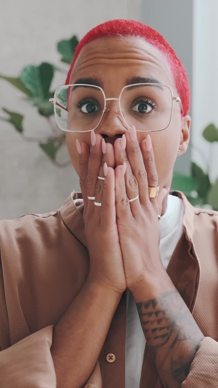 expresión sorprendida de una persona joven en un entorno interior elegante