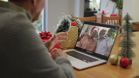 Hombre-Mayor-Caucásico-En-Videollamada-Con-Amigos-Mayores-En-Navidad