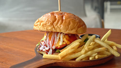 hamburguesa de ternera con queso y salsa en placa de madera