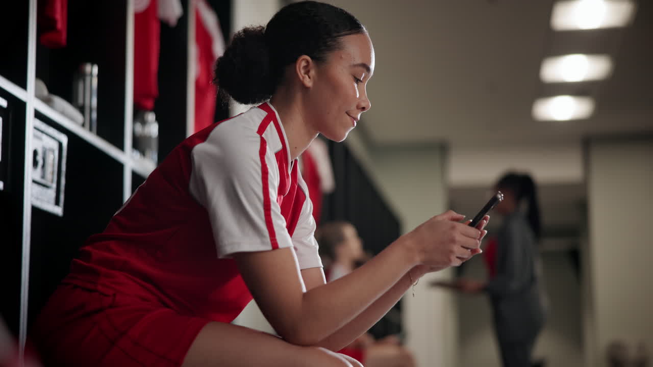 옷차림실 에서 전화 를 사용하는 여자