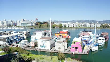 casas en un puerto deportivo que muestran espacios de vida alternativos que son asequibles en ciudades caras