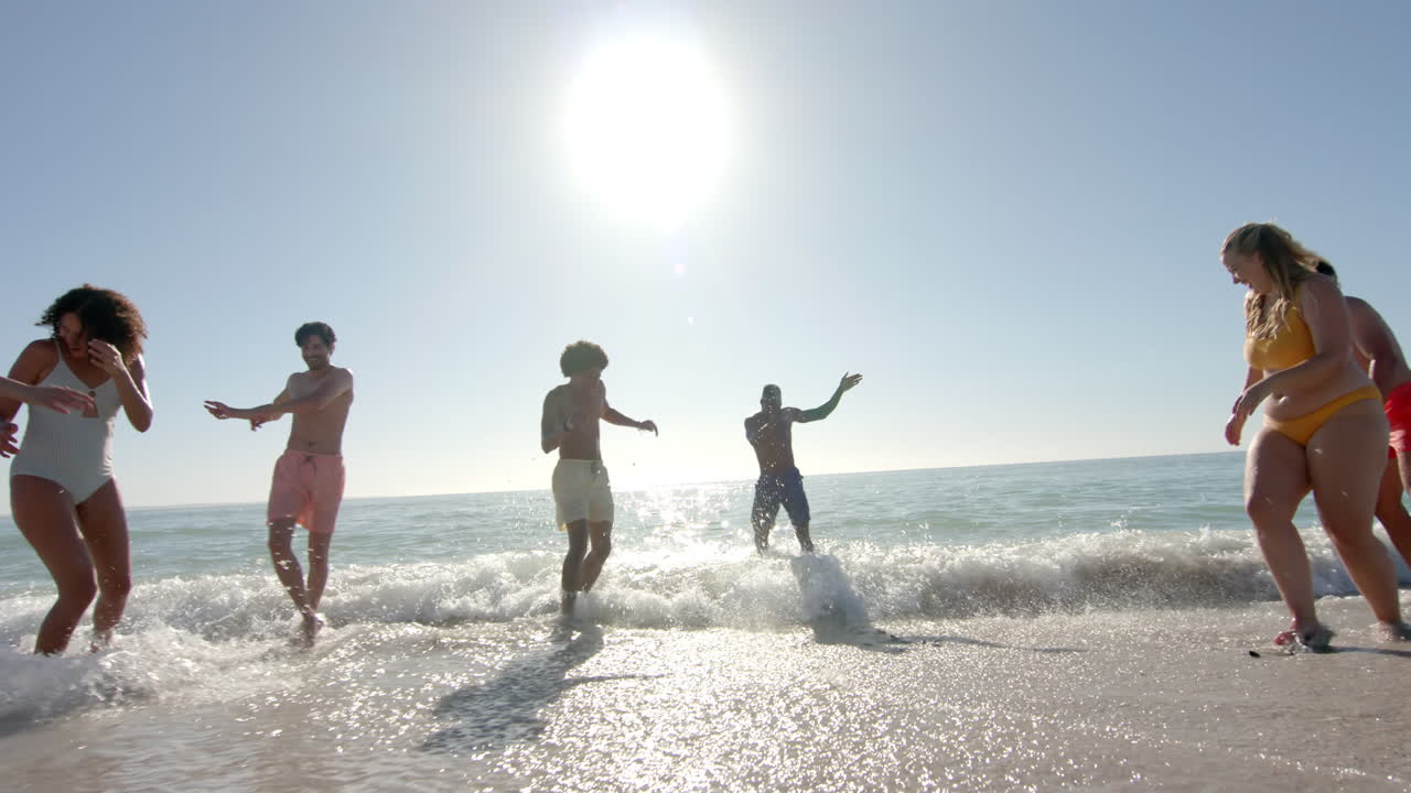 다양한 친구들이 해변에서 이 많은 날을 즐기고, 복사 공간이 있습니다.