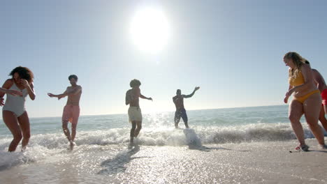 Verschiedene-Freunde-Genießen-Einen-Sonnigen-Tag-Am-Strand-Mit-Platz-Zum-Kopieren