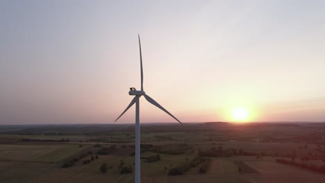 Vista-Aérea-Del-Molino-De-Viento-Girando-Al-Atardecer-En-El-País-Europeo