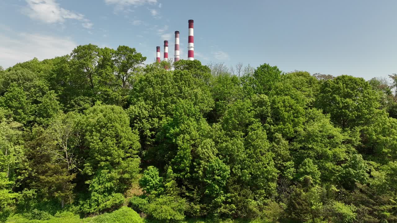 푸른 하늘과 흰 구름이 있는 화창한 날 빈 야구장의 공중 전망