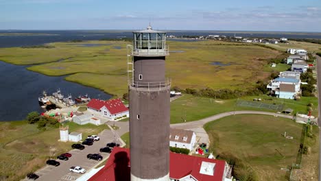 oak island lighthouse órbita aérea en la ciudad de caswell beach nc, carolina del norte