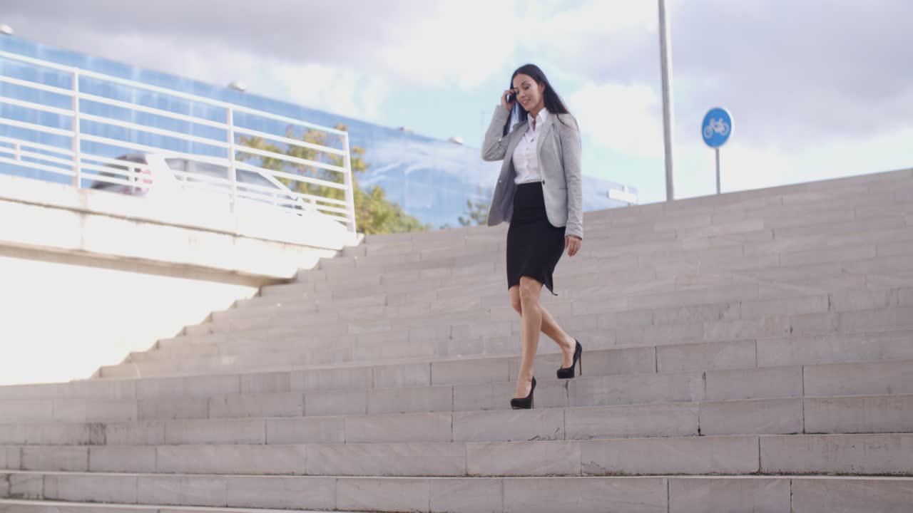 una mujer sonriente caminando por la escalera.