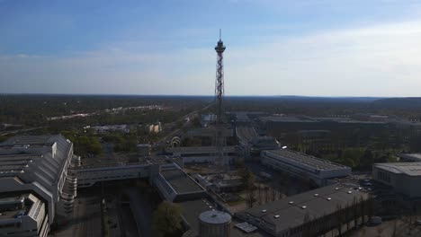 Fantástica-Vista-Aérea-Del-Vuelo-De-La-Torre-De-Radio-De-La-Ciudad-De-Berlín-Recinto-Ferial