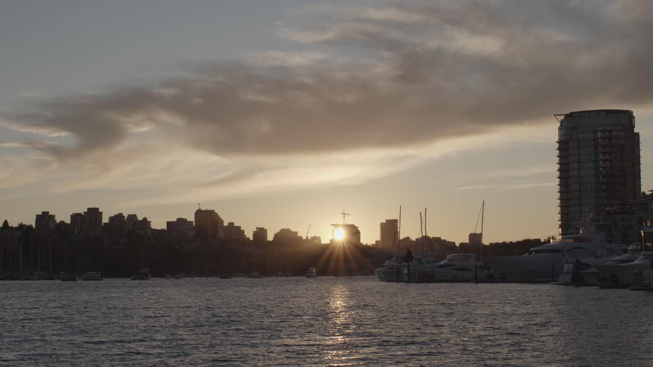 puesta de sol detrás del paisaje urbano, edificio en construcción
