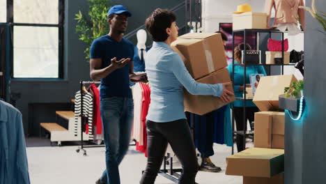 Trabajadores-De-Tienda-Mirando-Cajas-De-Cartón