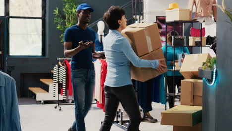 trabajadores de la tienda mirando cajas de cartón
