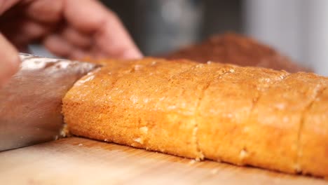 cortando un trozo de pastel