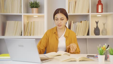 una estudiante infeliz llegando a su escritorio.