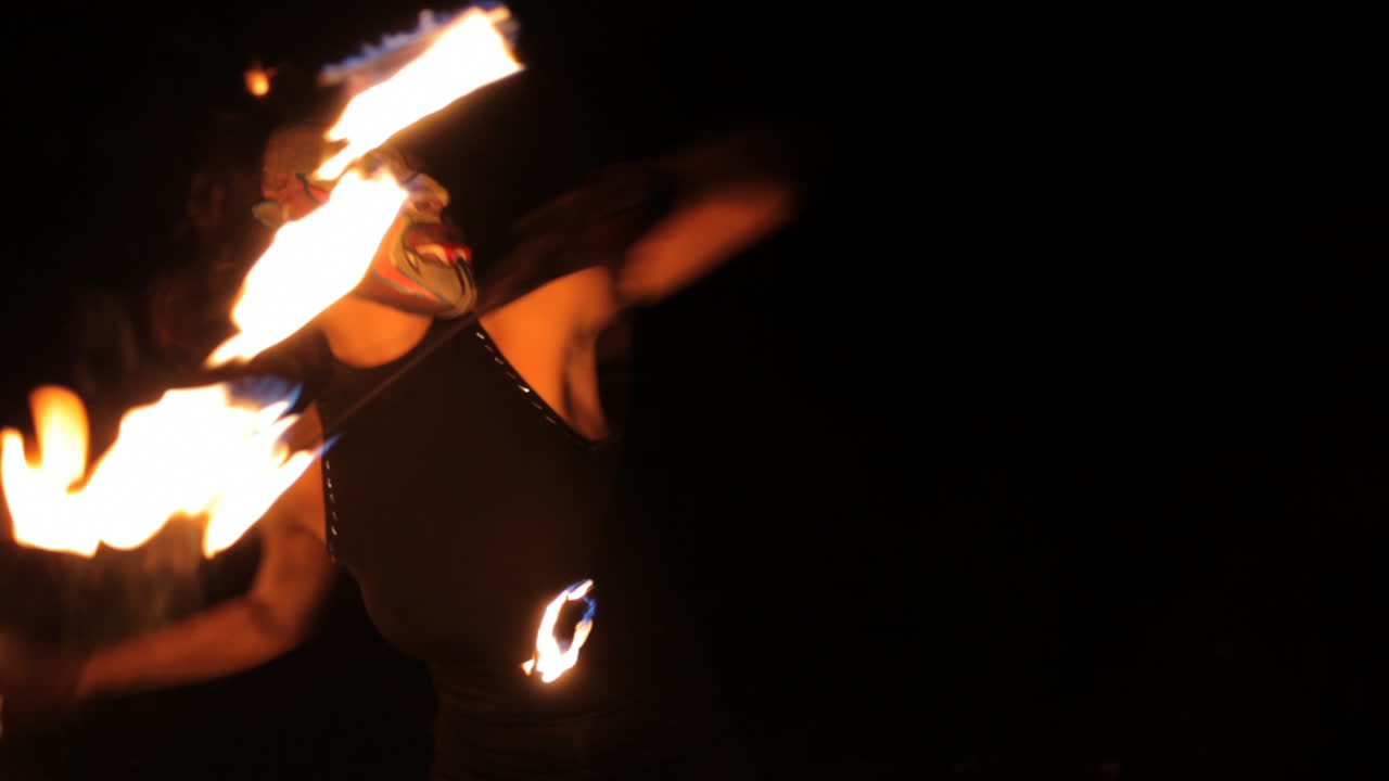 mujer bailando con fuego 32