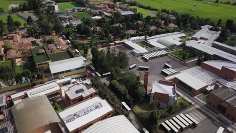 fotografía orbital de un avión no tripulado de la terminal de autobuses completa para el transporte urbano para los pasajeros diarios