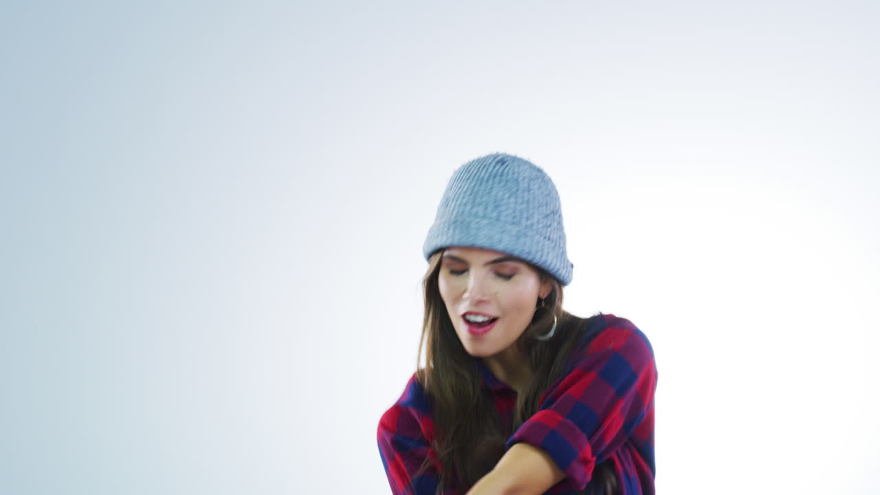 mujer con camisa a cuadros y sombrero de punto