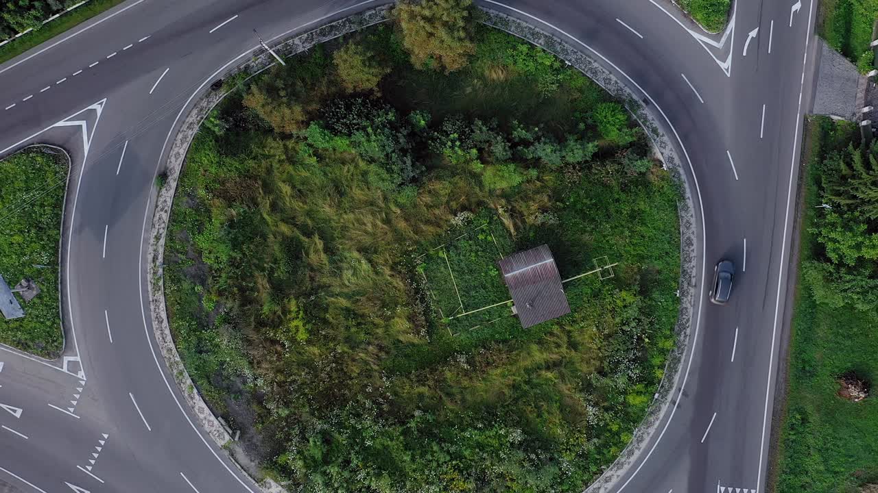 el tráfico de automóviles y camiones en la carretera de circunvalación es una vista aérea de arriba.