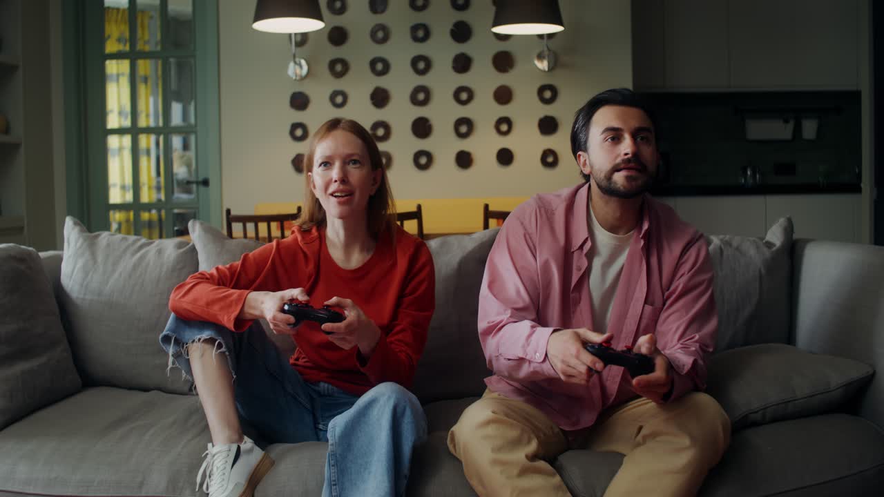 Una coppia che gioca a videogiochi a casa