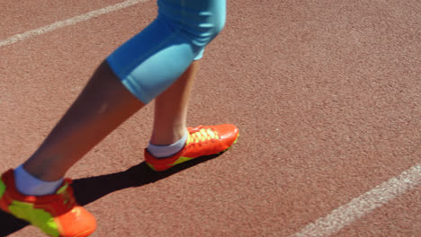 Sección-Baja-De-Atleta-Femenina-Corriendo-En-Una-Pista-De-Atletismo-4k