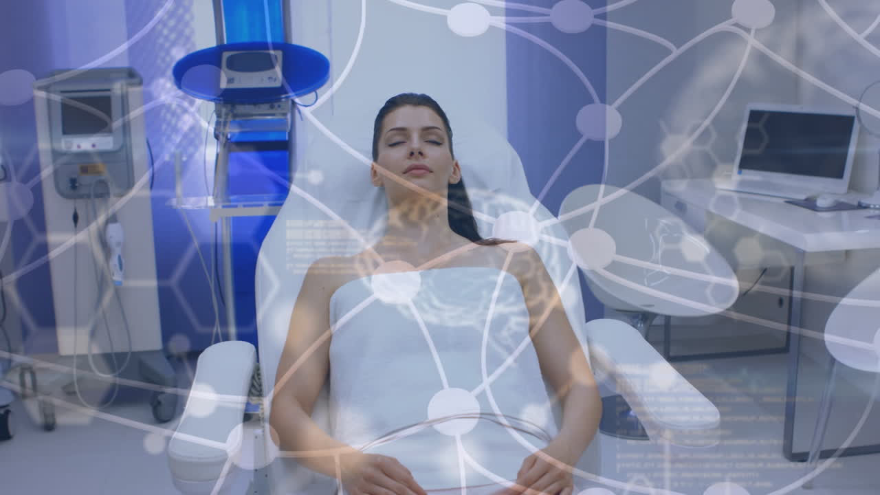 animación del procesamiento de datos y conexiones sobre una paciente caucásica durmiendo en el hospital
