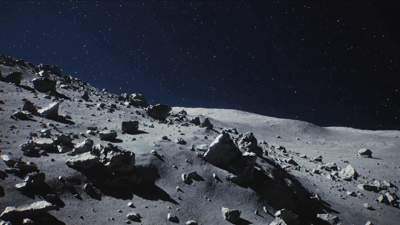 La telecamera panoramica rivela il pendio di un cratere lunare per mostrare massi sparsi, regolite e il cielo stellato.
