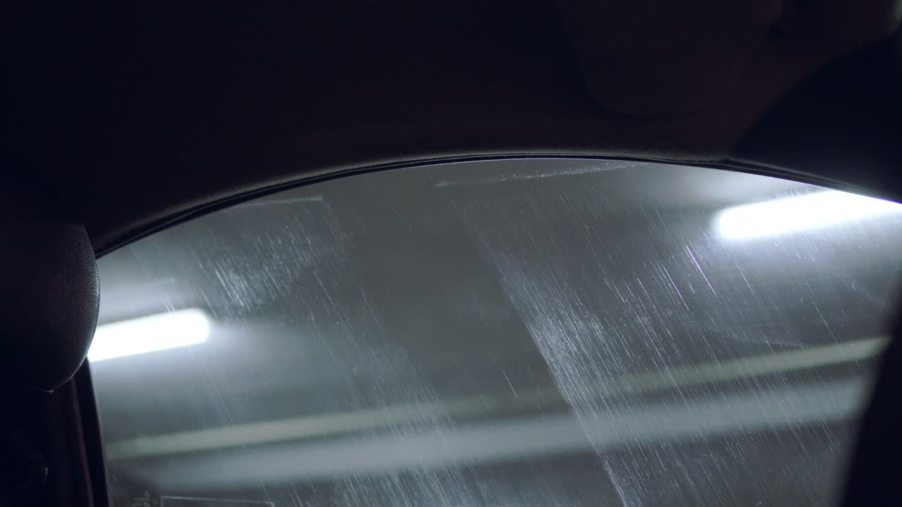 한 남자가 차에서 나와 문에 옷을 입고 있다. 클로즈업 프로필  ⁇