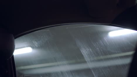un hombre saliendo del coche y abriendo la puerta. disparo de perfil en primer plano