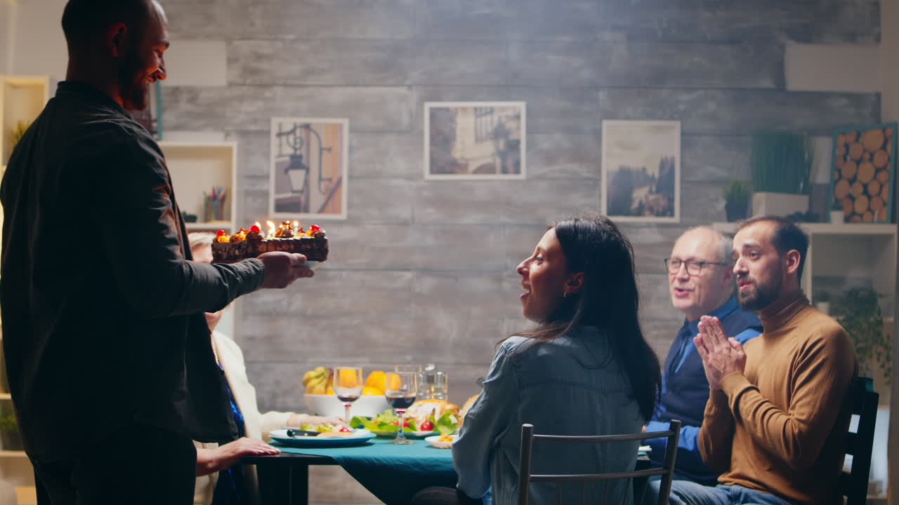 그녀의 남편이 맛있는 케이크를 가지고 도착했을 때 흥분 된 젊은 여성